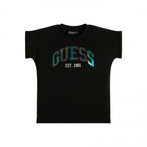 Тениска с къс ръкав в черно за момиче с голям цветен надпис Guess