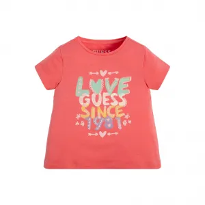 Коралова тениска с къс ръкав с цветни надписи отпред за момиче Guess