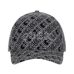 Шапка с козирка в черно и бяло за момиче покрита с лога и надпис Guess с камъни