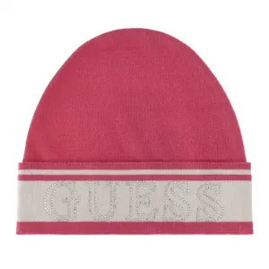 Шапка от фино плетиво в цикламено и бяло за момиче с надпис Guess от камъни