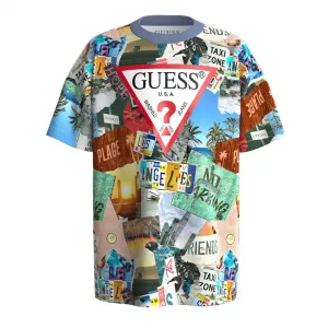 Многоцветна тениска за мини момче със забележителности и червено лого Guess