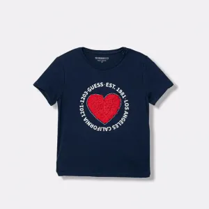 Тениска в тъмно синьо за момиче с червено текстилно сърце и надписи Guess
