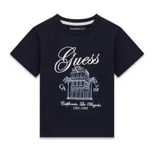 Тениска в тъмносин цвят за мини момче с бял надпис Guess и щампа на сграда