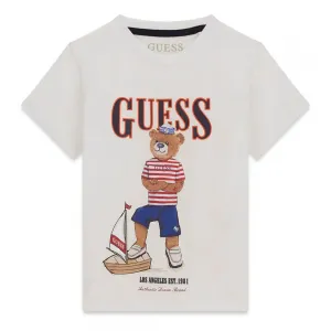 Бяла тениска за мини момче с цветно мече отпред и контрастен надпис Guess