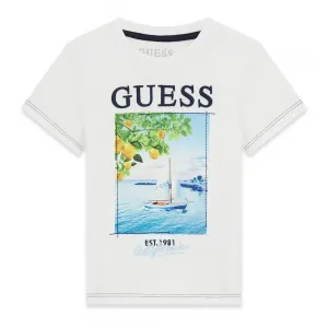 Бяла тениска за мини момче с тъмносин надпис и цветна щампа Guess