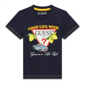 Тъмносиня тениска за мини момче с цветни надписи, кола и червено лого Guess
